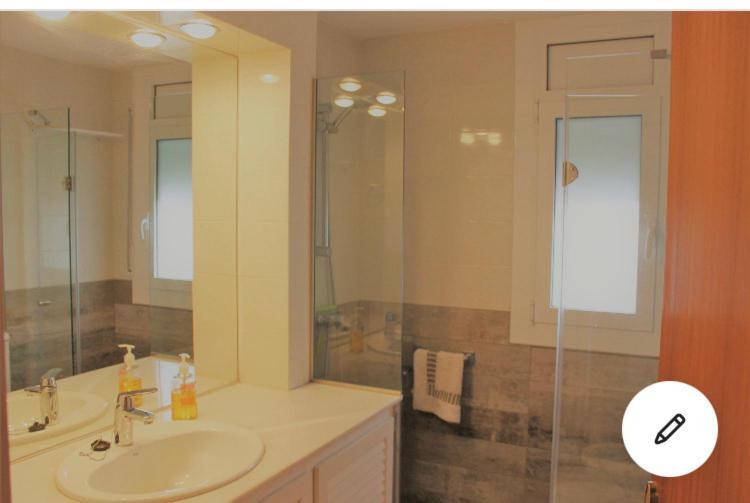 Apartament Amb Terrassa I Parking Llanca Luaran gambar